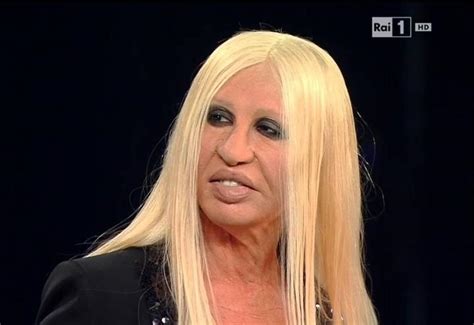 virginia raffaele imita donatella versace perde orecchio|Virginia Raffaele a Sanremo 2016: l’imitazione di .